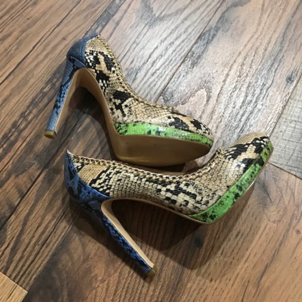 Stunning Reptile Platforms with Luxury Golden Chain-link Detail